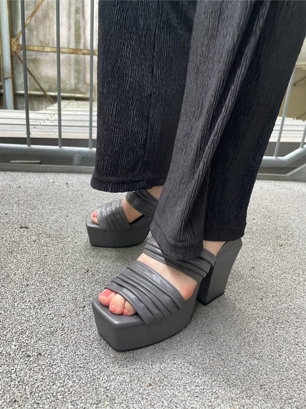 ブラック系のその他パンツ、グレー系のサンダル、ブラック系のタンクトップを着用したレディースの夏コーディネートの4枚目の写真