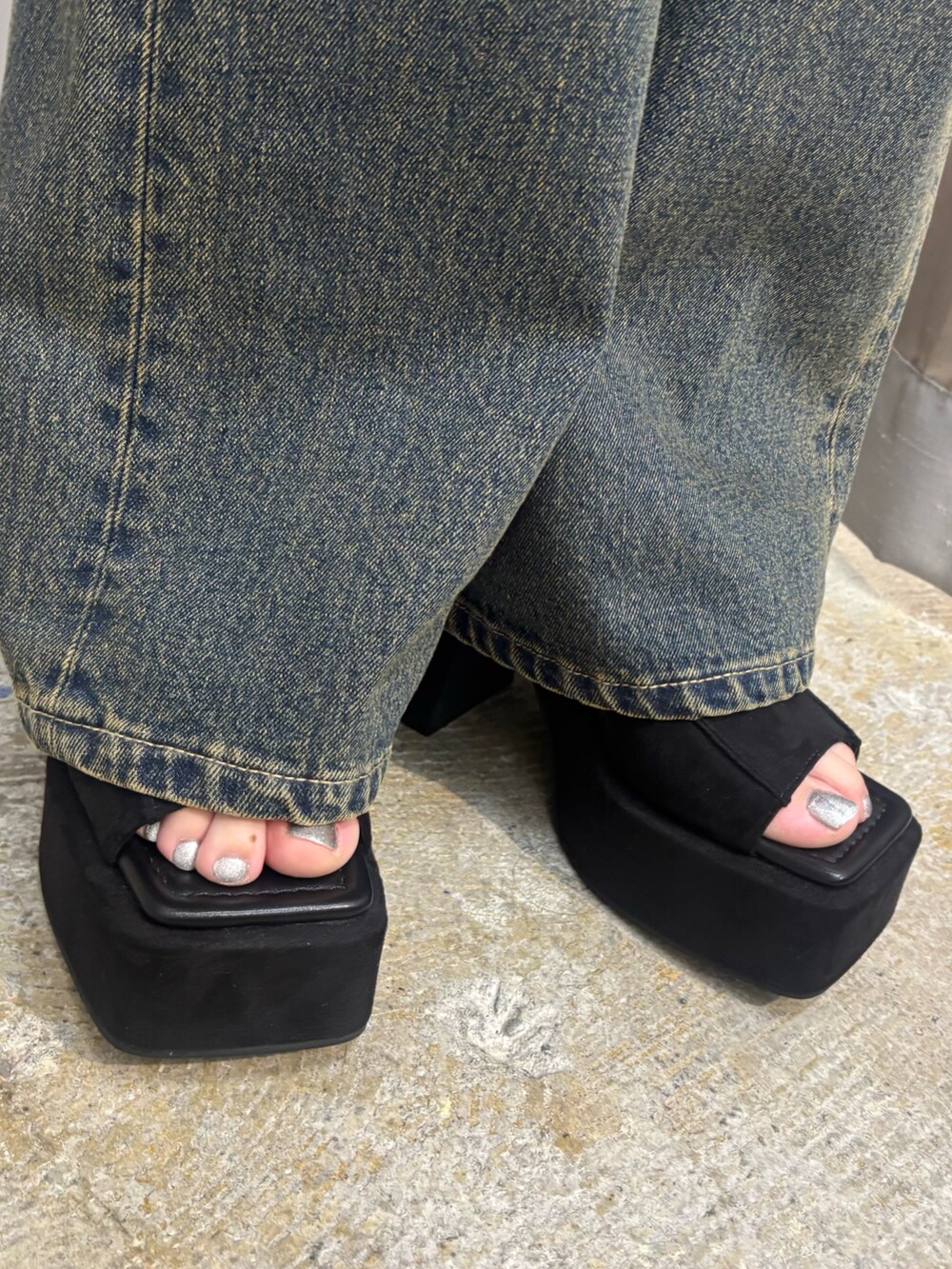 ブラック系のサンダル、ブルー系のデニムパンツ、ブラック系のTシャツ/カットソーを着用したレディースの夏コーディネートの5枚目の写真