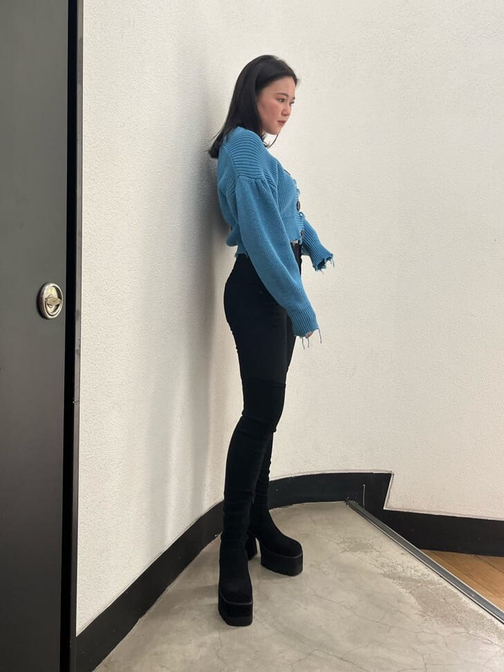 ブルー系のカーディガン/ボレロ、ブラック系のデニムパンツ、ブラック系のデニムパンツを着用したレディースの秋コーディネートの2枚目の写真