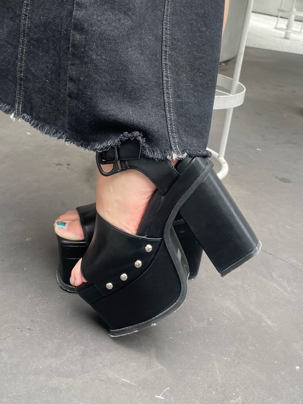 ブラック系のワンピース、ホワイト系のシャツ/ブラウス、ブラック系のサンダルを着用したレディースの夏コーディネートの6枚目の写真