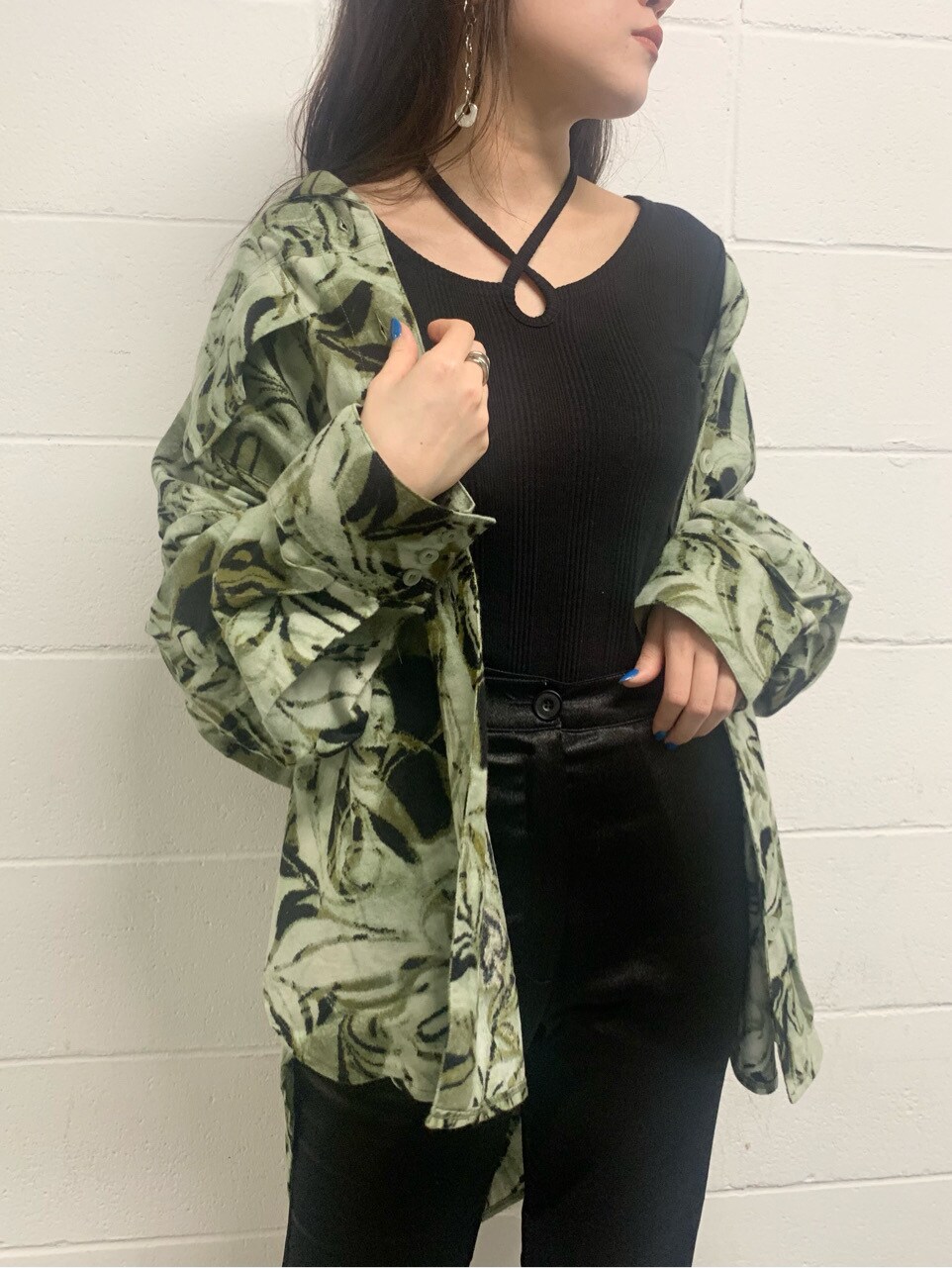 その他のシャツ/ブラウス、ブラック系のその他パンツ、ブラック系のサンダルを着用したレディースの春コーディネートの3枚目の写真