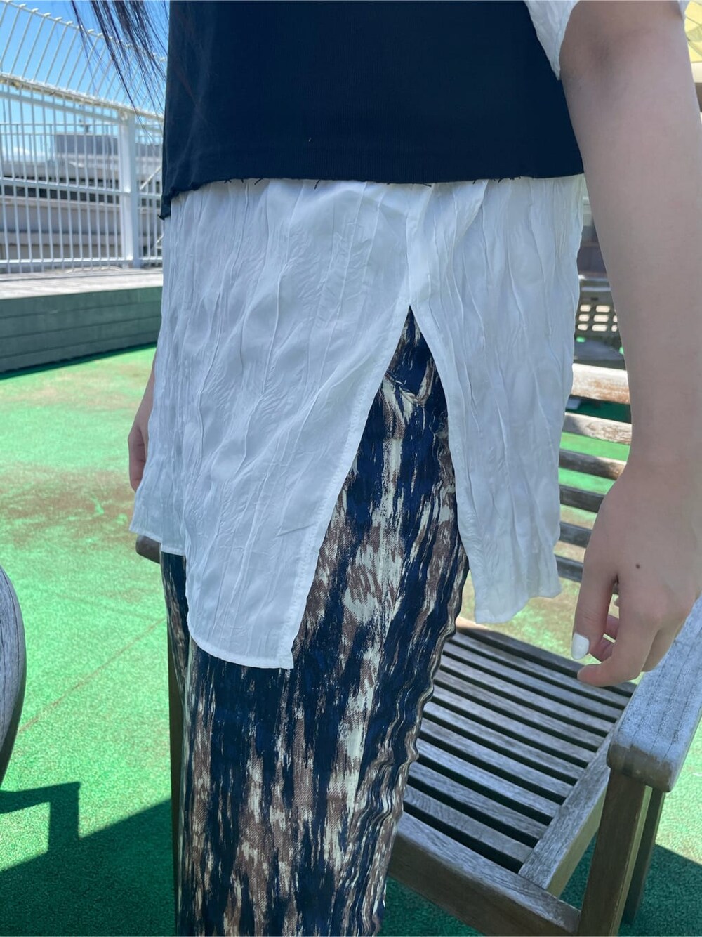 その他のその他パンツ、ブラック系のサンダル、ブラック系のTシャツ/カットソーを着用したレディースの夏コーディネートの3枚目の写真