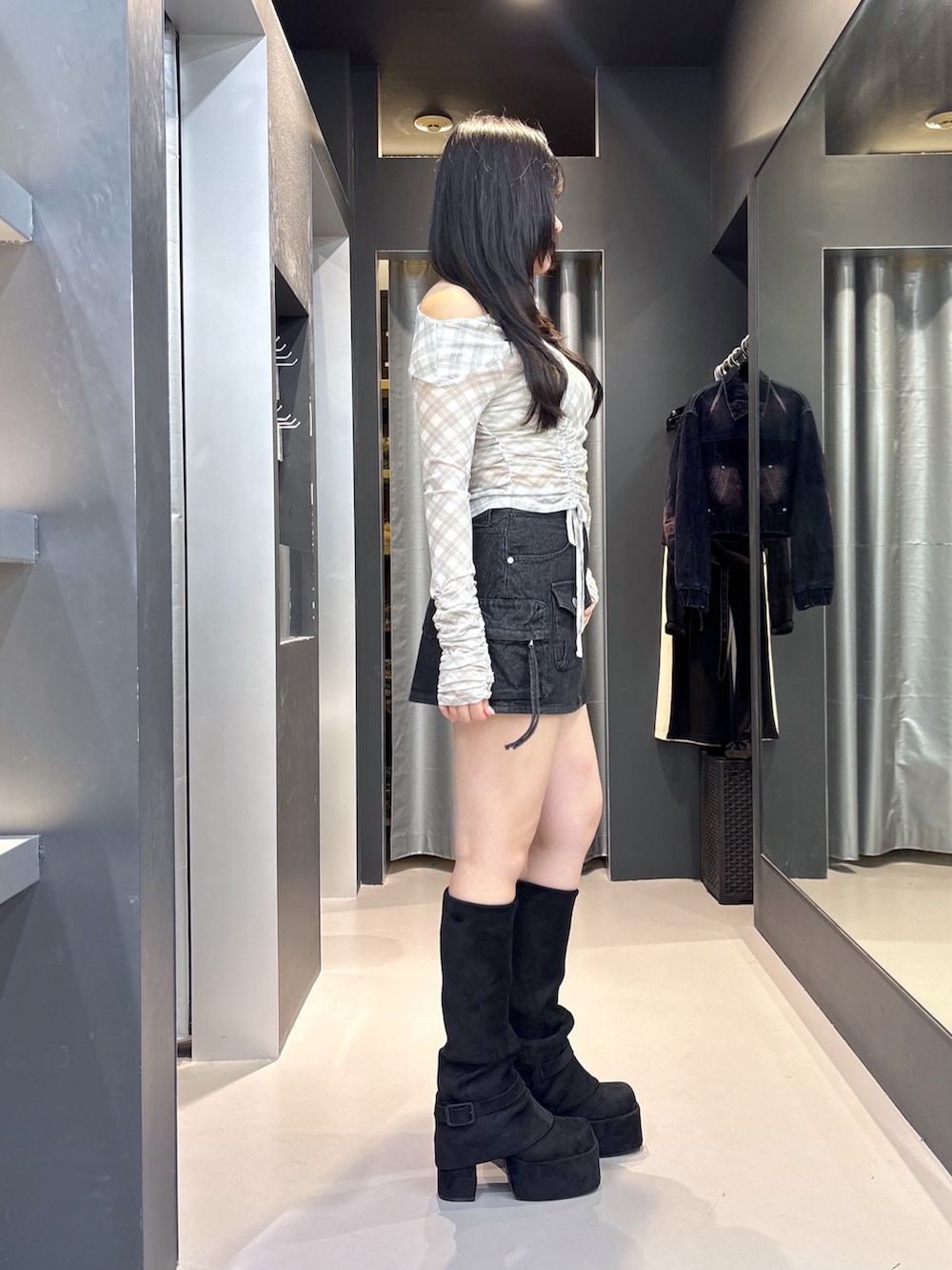 ベージュ系のブーツ、ブラック系のスカート、ホワイト系のTシャツ/カットソーを着用したレディースの夏コーディネートの2枚目の写真