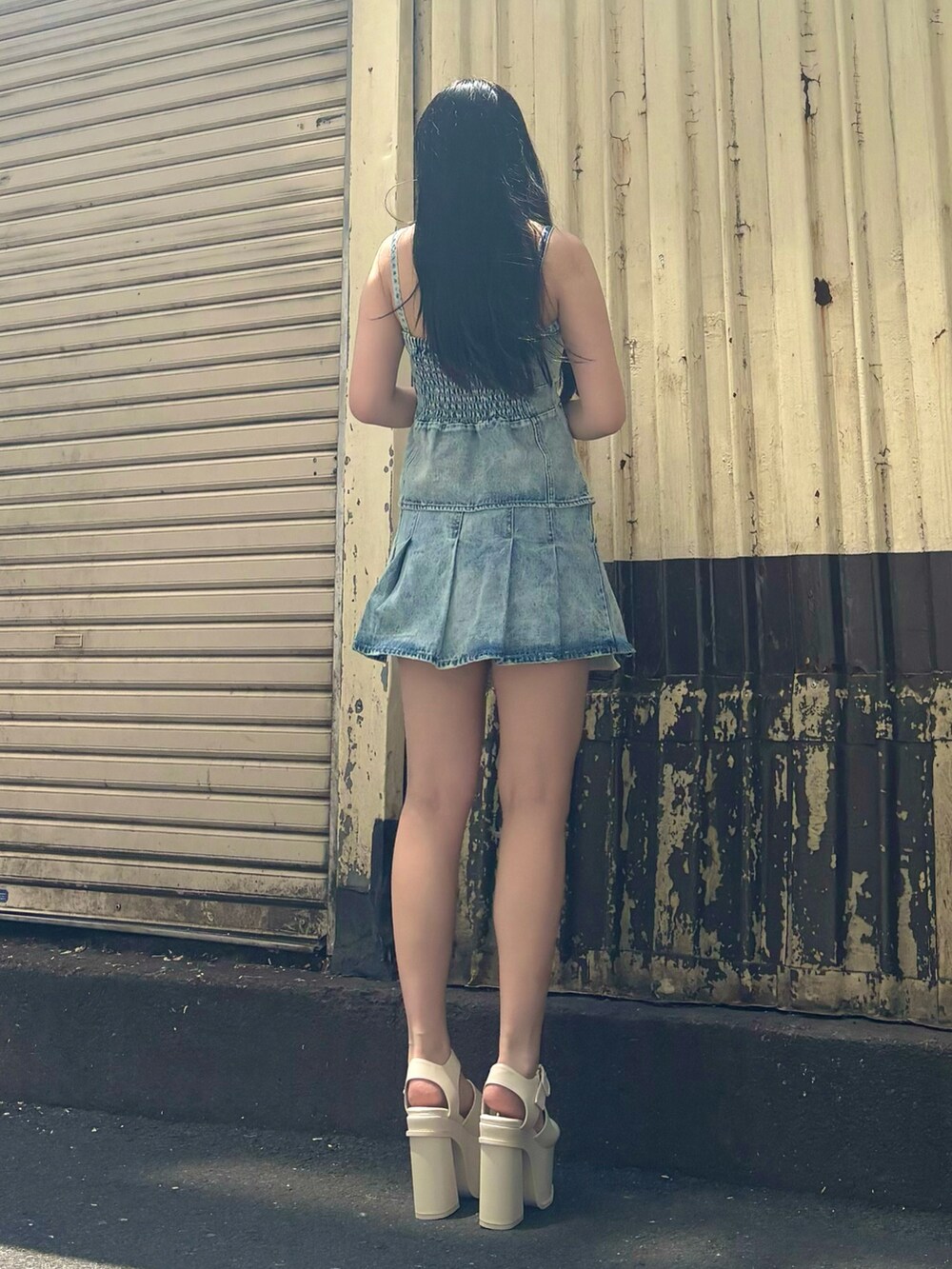 ブルー系のキャミソール、ブルー系のデニムスカート、ホワイト系のサンダルを着用したレディースの夏コーディネートの3枚目の写真