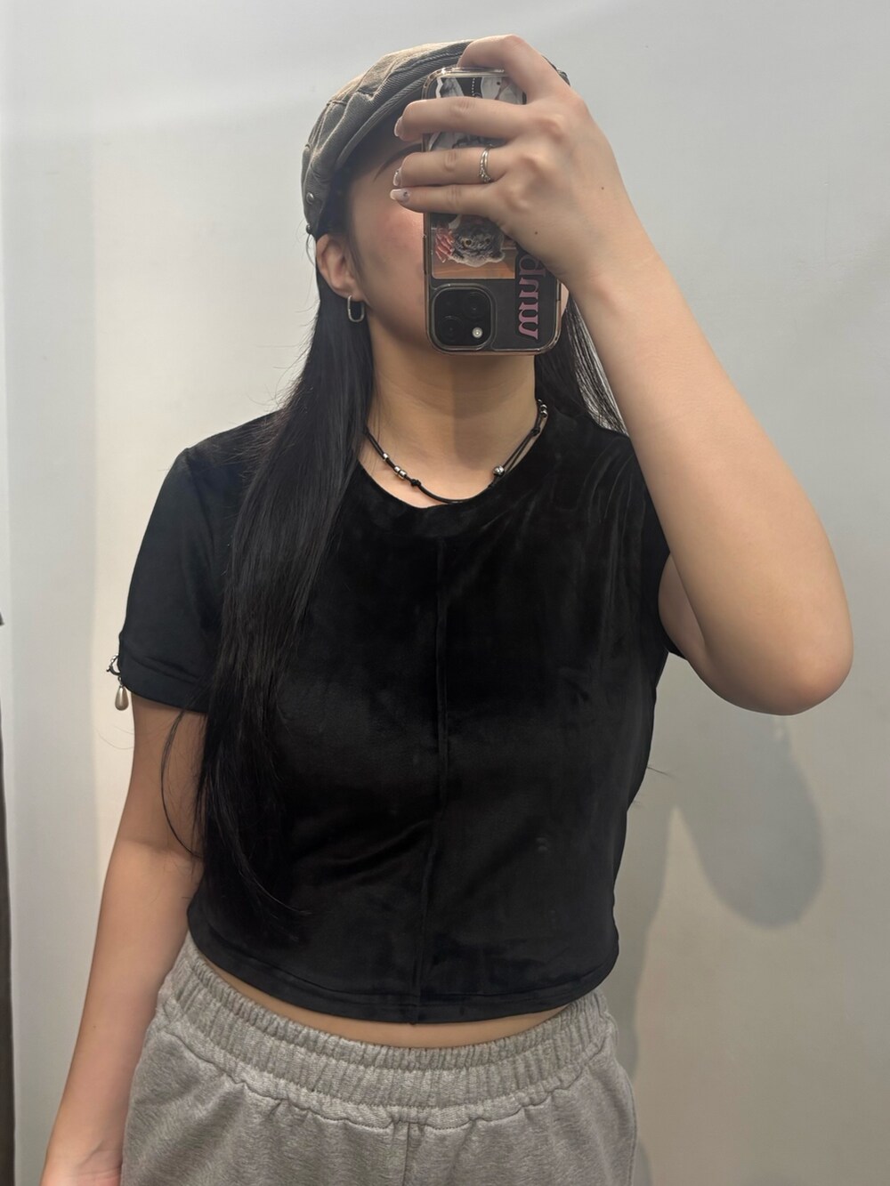 ブラック系のスニーカー、ブラック系のハンドバッグ、ブラック系のTシャツ/カットソーを着用したレディースの夏コーディネートの3枚目の写真