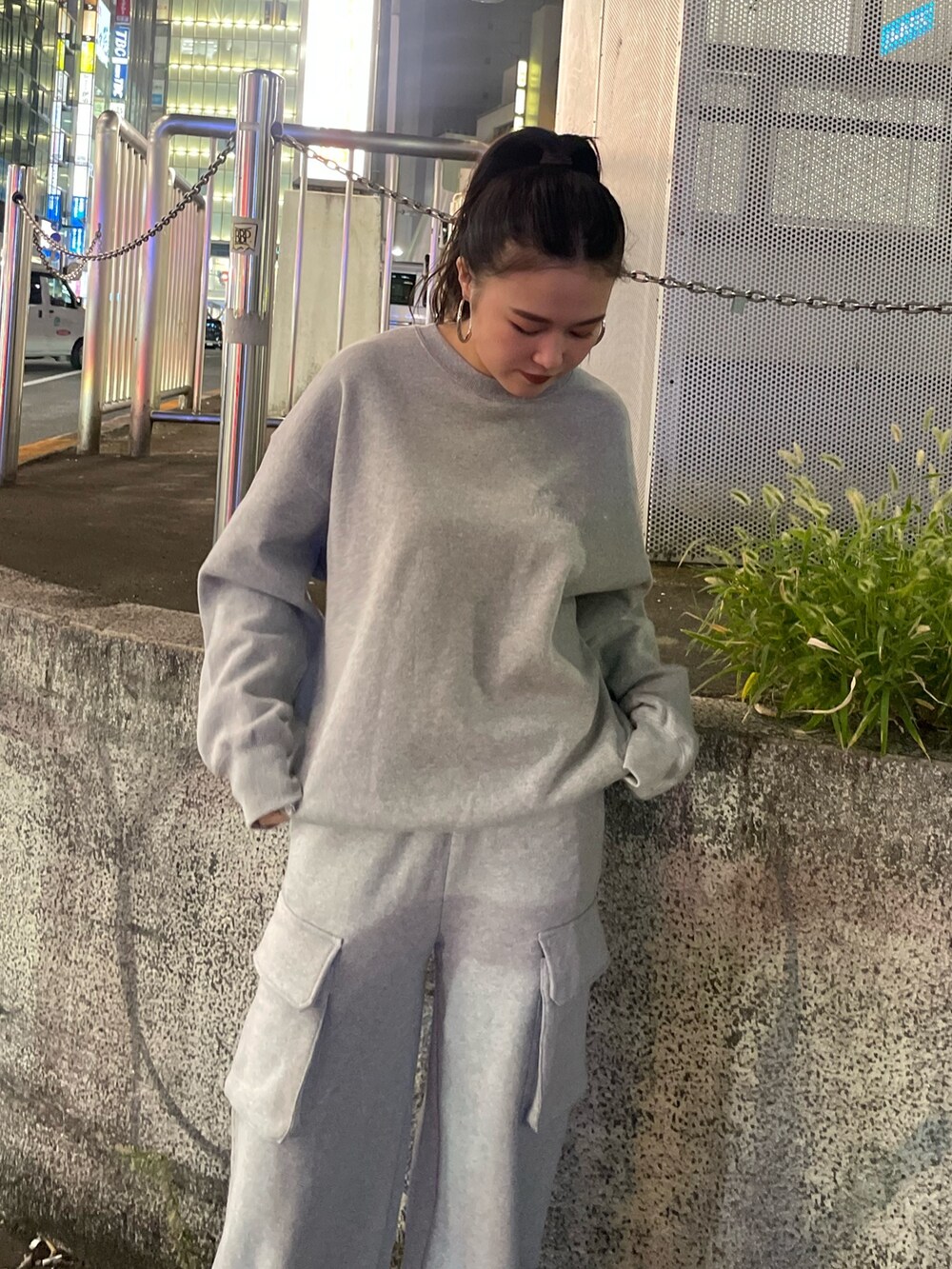 グレー系のTシャツ/カットソー、グレー系のスウェットパンツ、ブラック系のブーツを着用したレディースの秋コーディネートの4枚目の写真