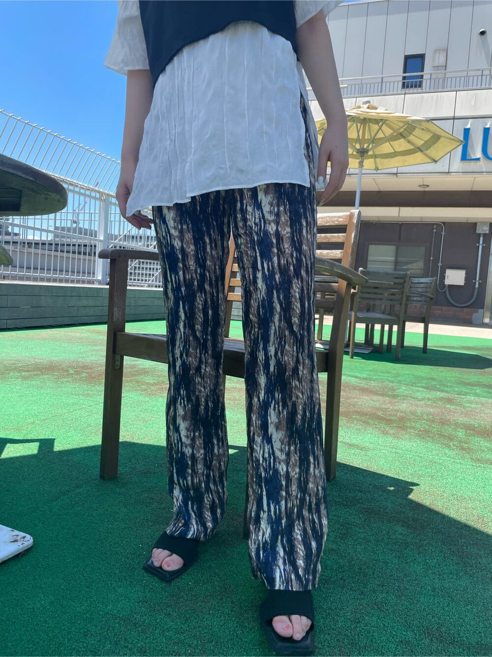 その他のその他パンツ、ブラック系のサンダル、ブラック系のTシャツ/カットソーを着用したレディースの夏コーディネートの4枚目の写真