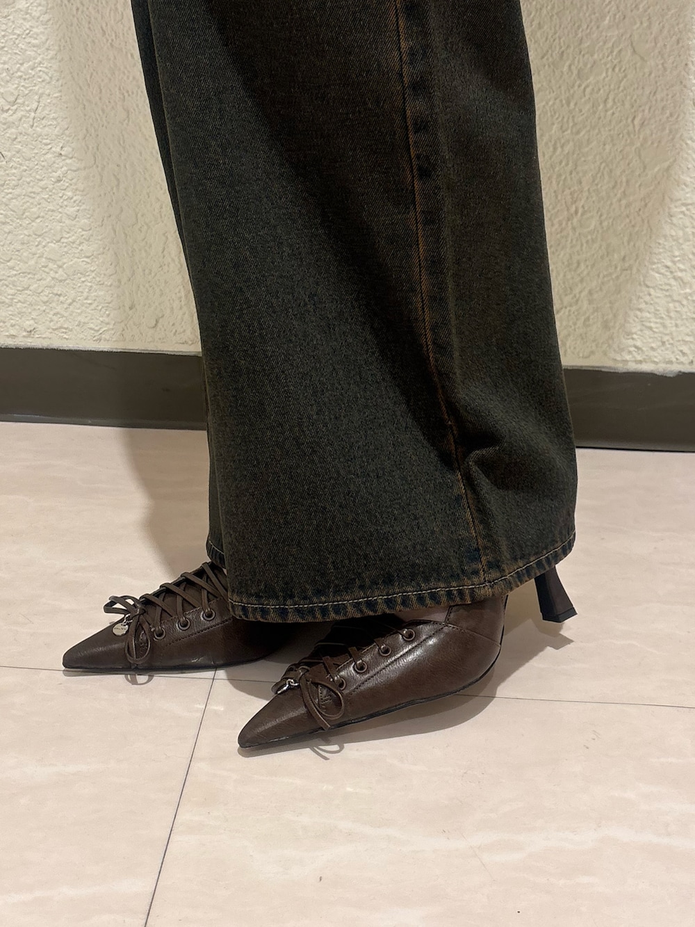 ブルー系のデニムパンツ、ホワイト系のパンプス、ブルー系のブルゾンを着用したレディースの春コーディネートの7枚目の写真