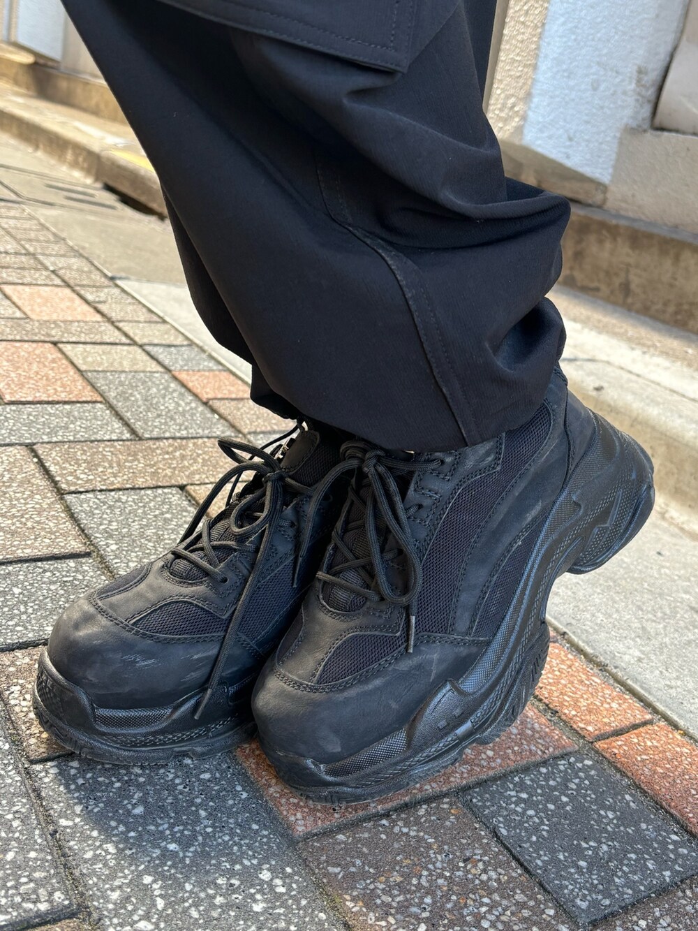 ブルー系のニット/セーター、ブラック系のスニーカー、ブラック系のその他パンツを着用したレディースの冬コーディネートの7枚目の写真