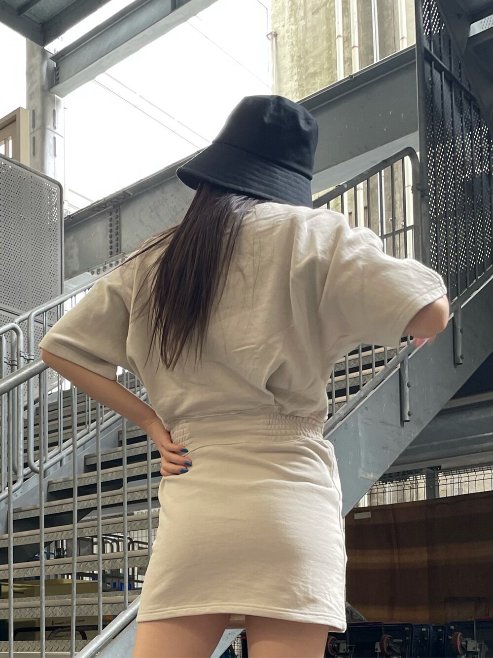 ベージュ系のワンピース、ブラック系のサンダル、ブラック系のハットを着用したレディースの夏コーディネートの4枚目の写真