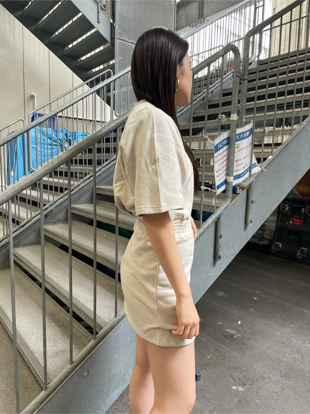 ベージュ系のワンピース、ブラック系のサンダル、ブラック系のハットを着用したレディースの夏コーディネートの3枚目の写真