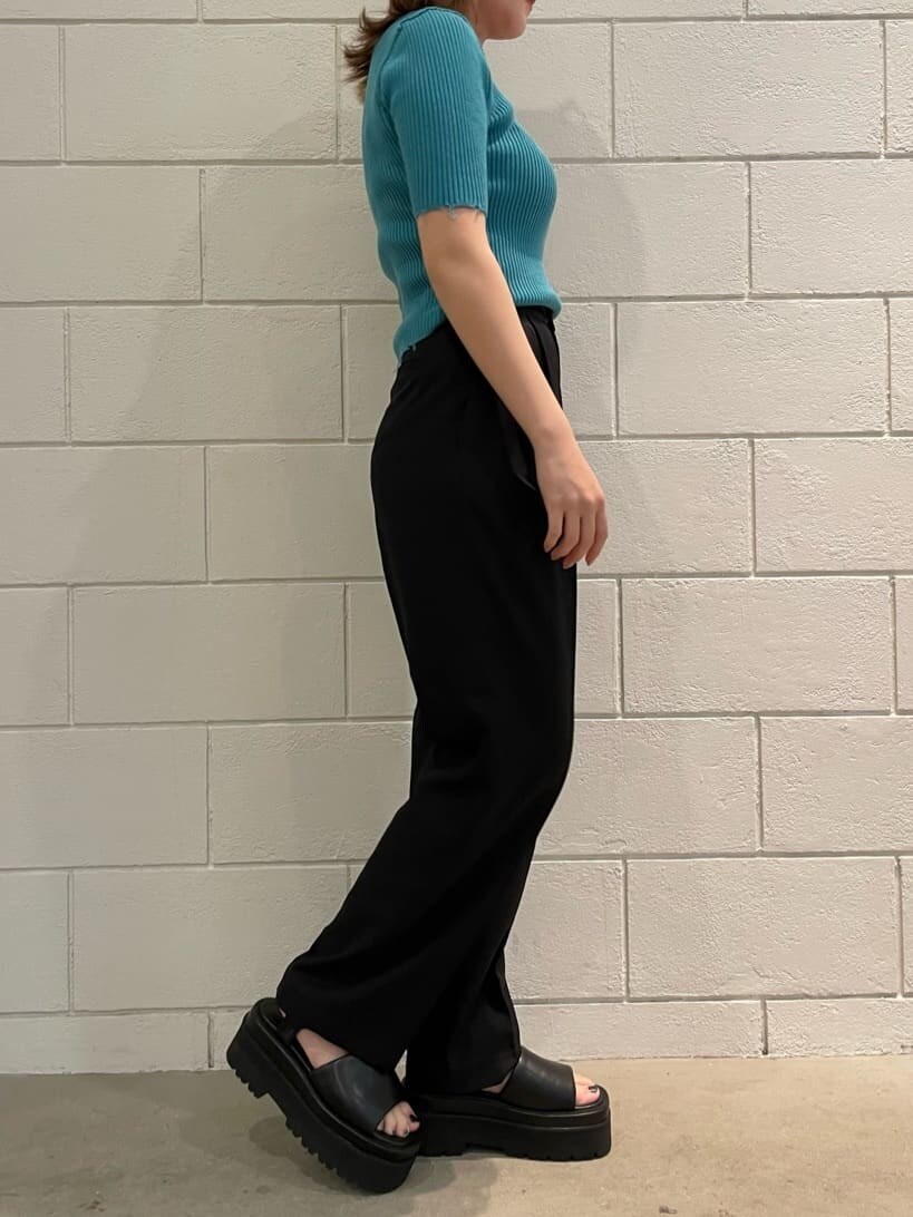 ブラック系のサンダル、ブラック系のスラックス、ブルー系のニット/セーターを着用したレディースの春コーディネートの2枚目の写真