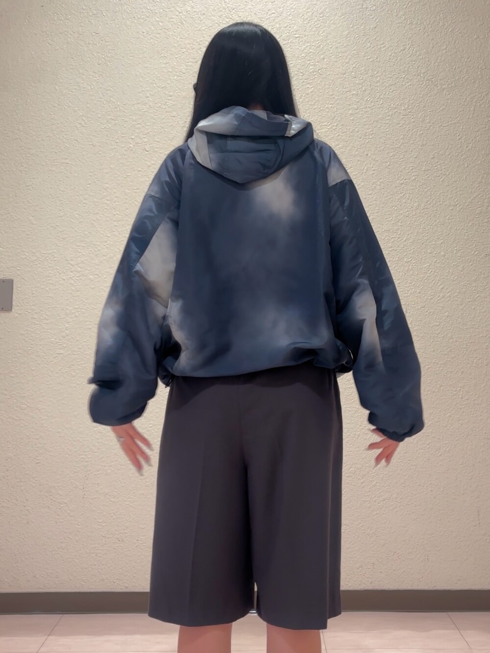 グレー系のその他パンツ、ブラック系のブーツ、その他のブルゾンを着用したレディースの春コーディネートの6枚目の写真