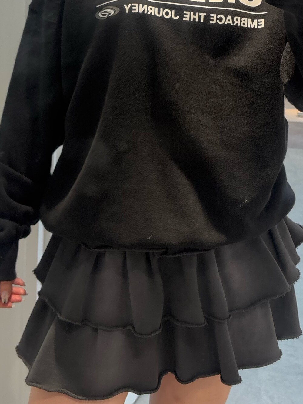 グレー系のスカート、ブラック系のブーツ、ブラック系のスウェットを着用したレディースの夏コーディネートの4枚目の写真