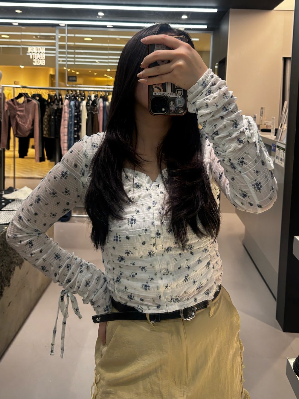 ブラック系のブーツ、イエロー系のスカート、ブラック系のTシャツ/カットソーを着用したレディースの冬コーディネートの3枚目の写真