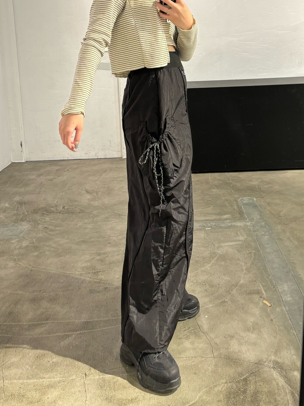 その他のTシャツ/カットソー、ブラック系のスカート、ブラック系のスニーカーを着用したレディースの冬コーディネートの6枚目の写真