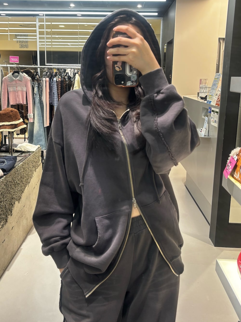 ブラック系のブーツ、グレー系のスウェットパンツ、グレー系のパーカーを着用したレディースの冬コーディネートの3枚目の写真