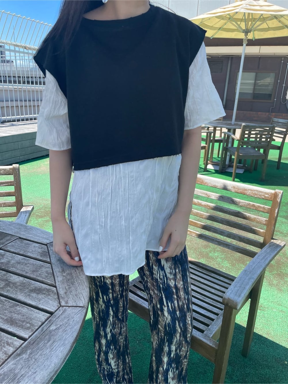 その他のその他パンツ、ブラック系のサンダル、ブラック系のTシャツ/カットソーを着用したレディースの夏コーディネートの2枚目の写真