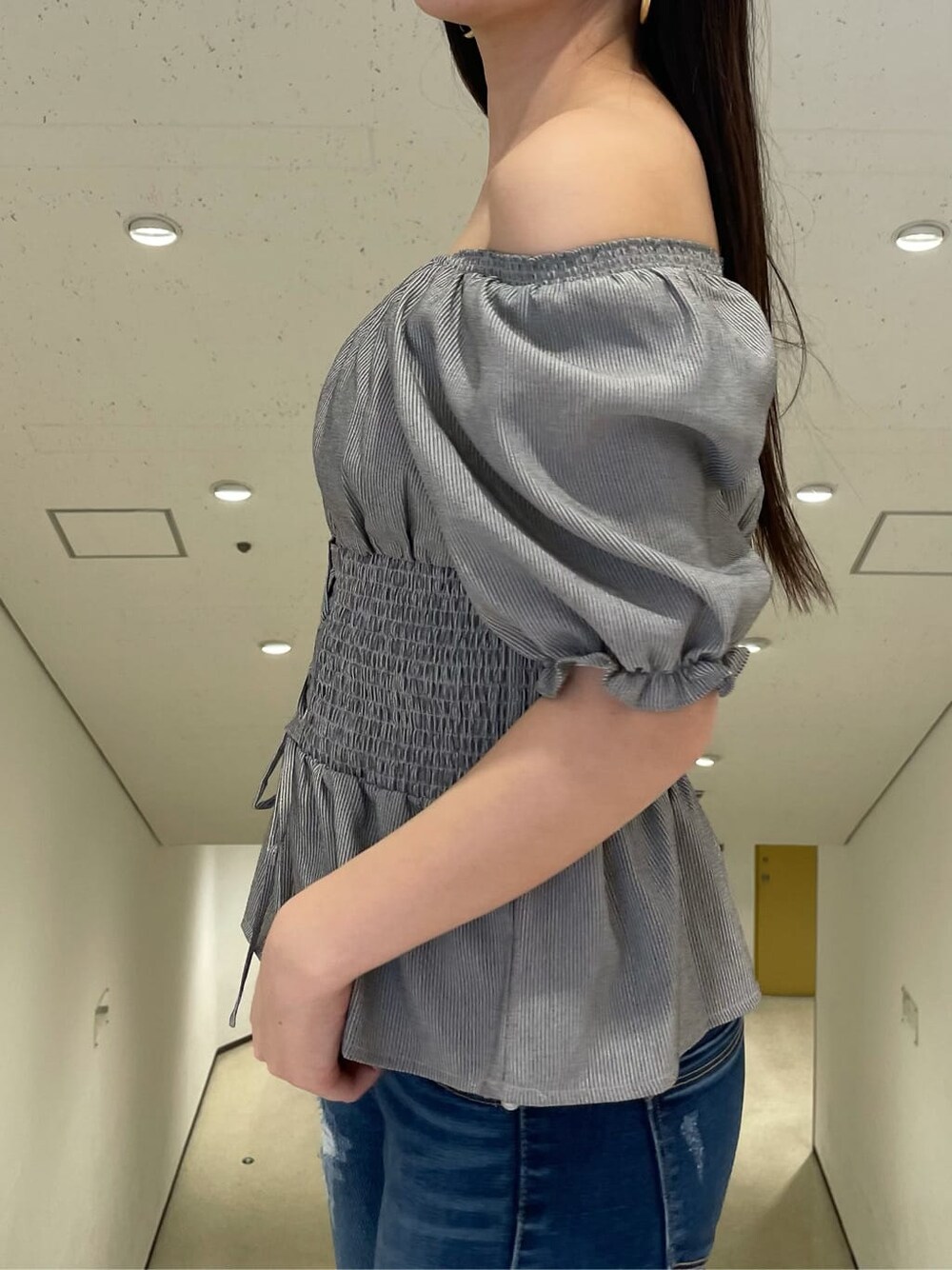 ホワイト系のサンダル、ブルー系のデニムパンツ、その他のシャツ/ブラウスを着用したレディースの夏コーディネートの4枚目の写真