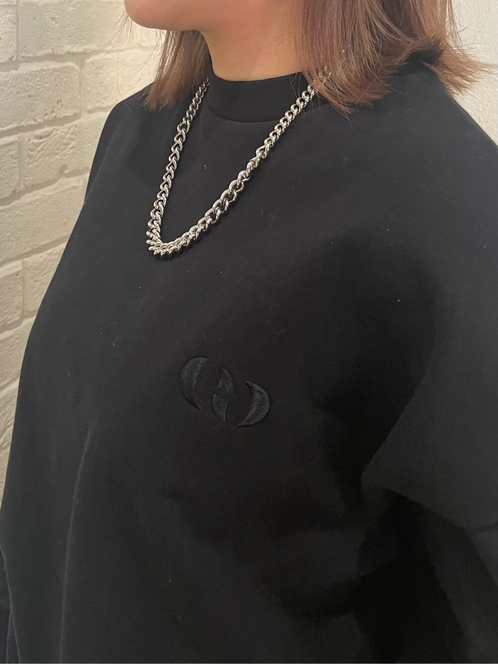 ブラック系のブーツ、ブラック系のTシャツ/カットソー、ブルー系のその他パンツを着用したレディースの冬コーディネートの6枚目の写真