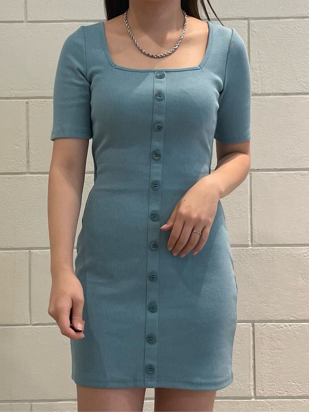 ブルー系のワンピース、ホワイト系のサンダルを着用したレディースの夏コーディネートの4枚目の写真