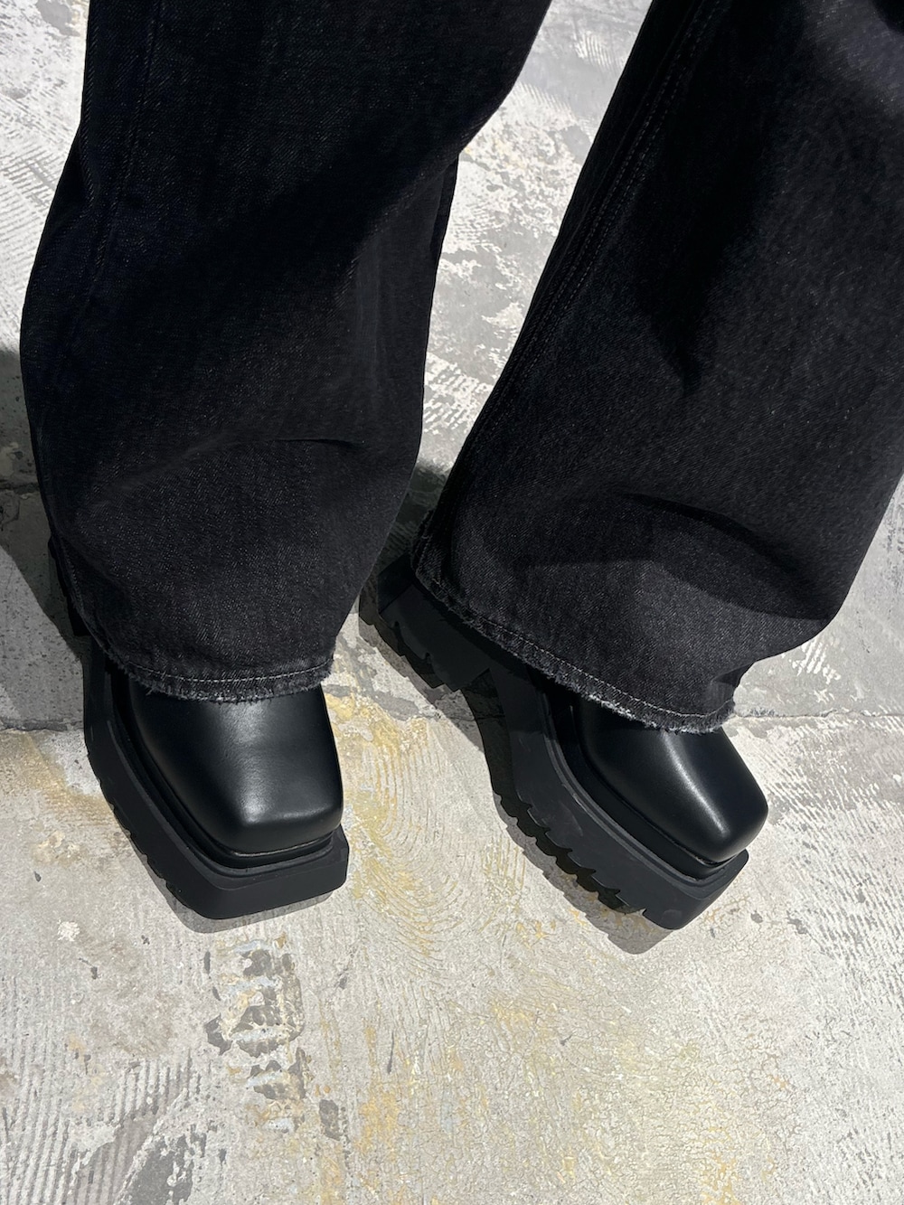 ブルー系のデニムパンツ、グレー系のニット/セーター、ブラック系のブーツを着用したレディースの秋コーディネートの7枚目の写真