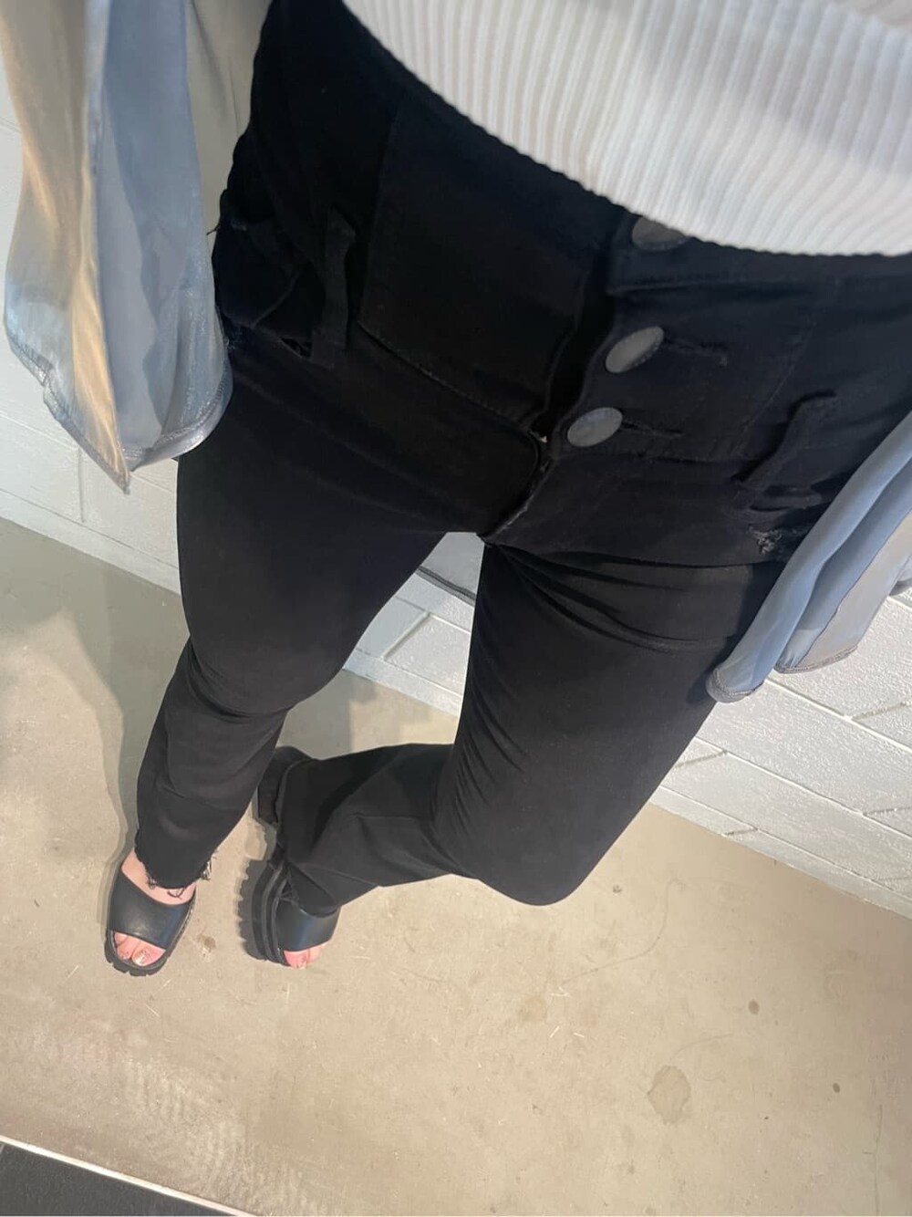 グレー系のシャツ/ブラウス、ブラック系のデニムパンツ、ブラック系のサンダルを着用したレディースの夏コーディネートの5枚目の写真