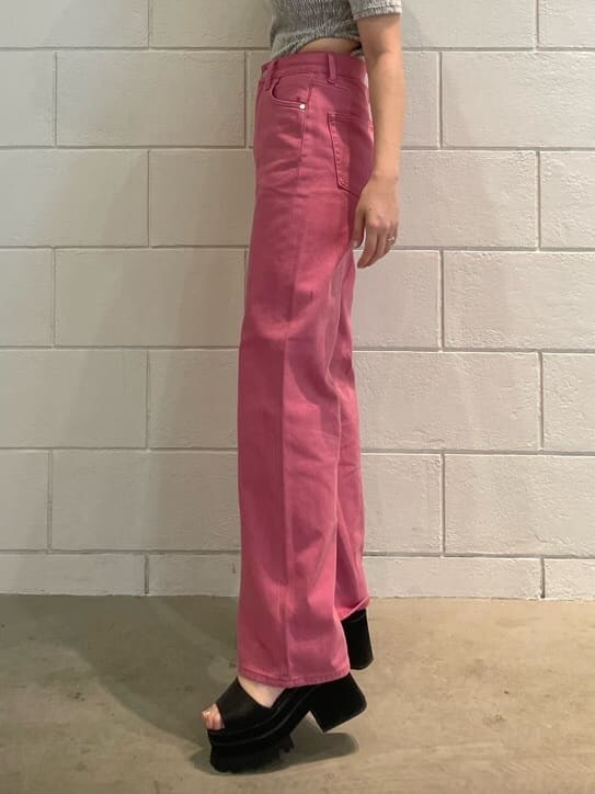 ピンク系のデニムパンツ、ブラック系のサンダル、グレー系のTシャツ/カットソーを着用したレディースの夏コーディネートの4枚目の写真