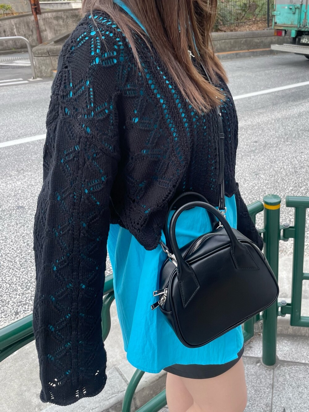 ブルー系のシャツ/ブラウス、その他のスカート、ブラック系のニット/セーターを着用したレディースの春コーディネートの5枚目の写真