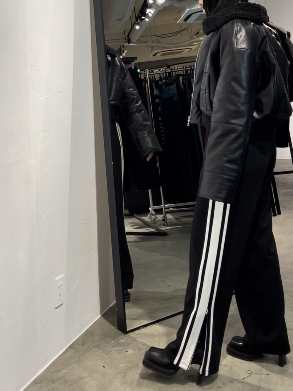 ブラック系のその他パンツ、グレー系のTシャツ/カットソー、ブラック系のブルゾンを着用したレディースの秋コーディネートの2枚目の写真