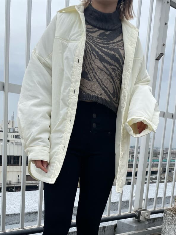 ブラック系のデニムパンツ、ホワイト系のブルゾン、その他のニット/セーターを着用したレディースの秋コーディネートの5枚目の写真