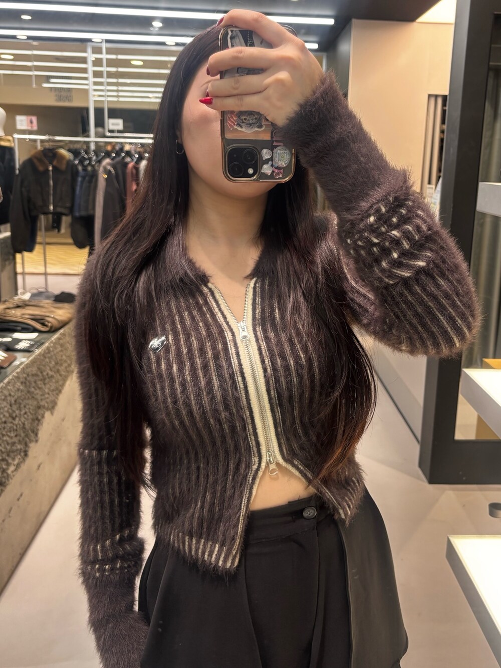 ブラック系のローファー、ブラック系のその他パンツ、ブラック系のハンドバッグを着用したレディースの秋コーディネートの3枚目の写真