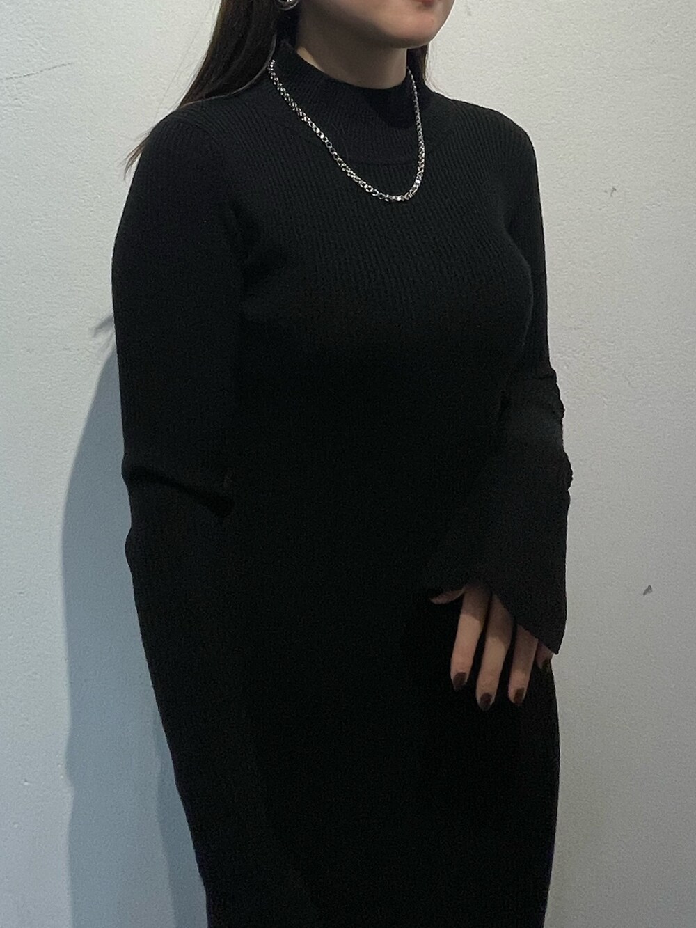 ブラック系のワンピース、ブラック系のパンプスを着用したレディースの冬コーディネートの4枚目の写真