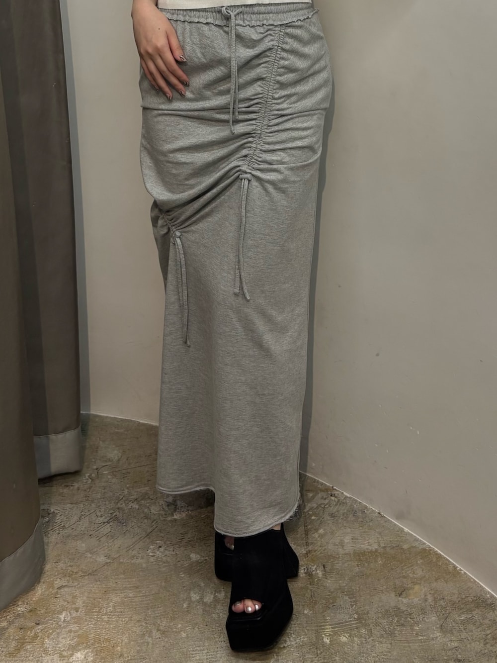 ブラック系のサンダル、ブラック系のTシャツ/カットソー、ブラック系のスカートを着用したレディースの夏コーディネートの4枚目の写真