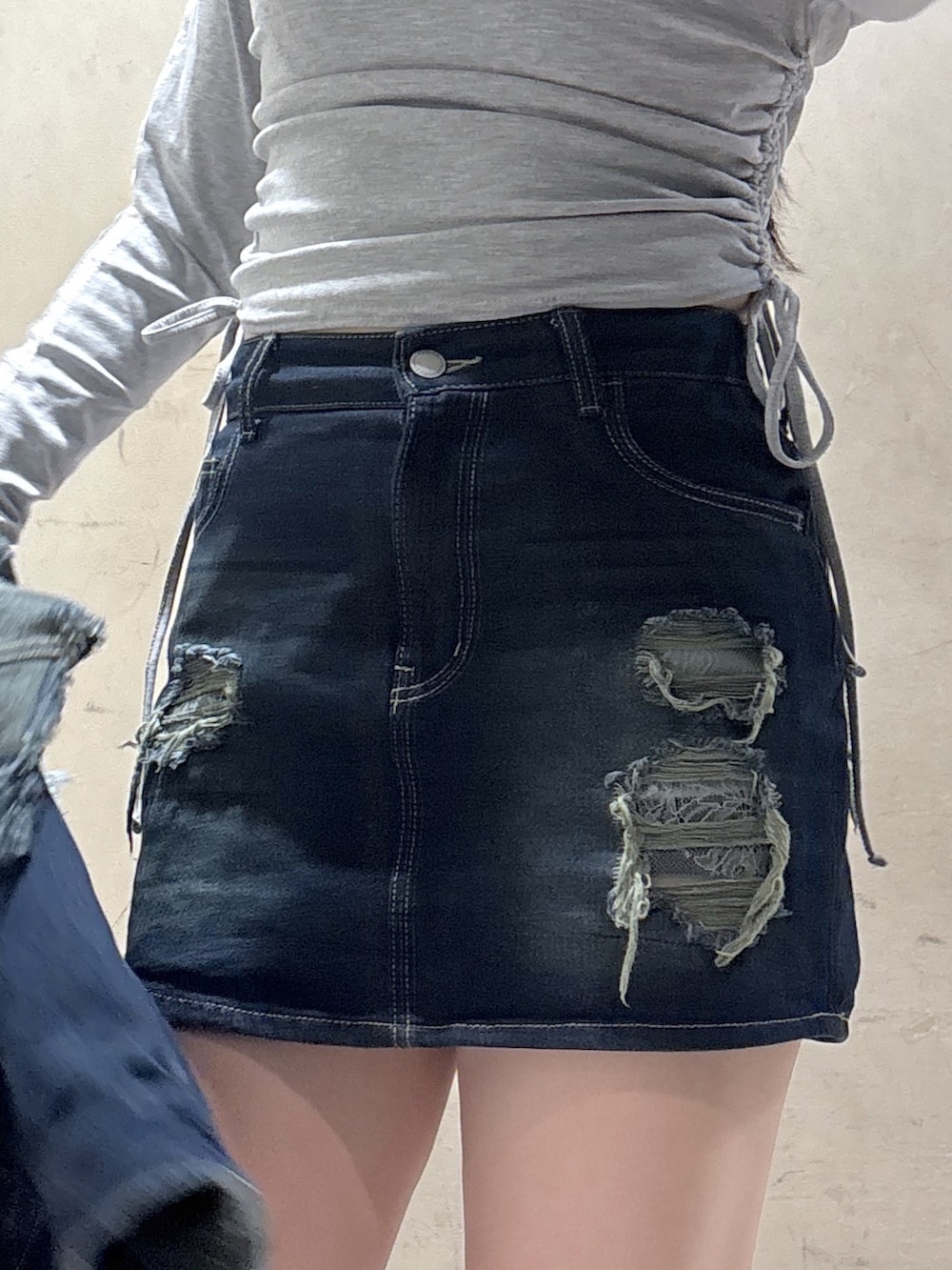ベージュ系のブーツ、ブルー系のブルゾン、グレー系のTシャツ/カットソーを着用したレディースの秋コーディネートの4枚目の写真