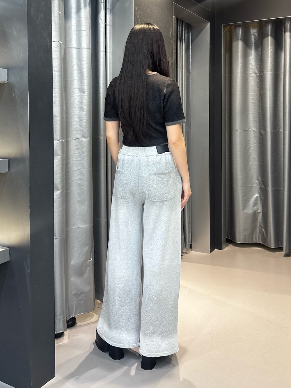 ブラック系のサンダル、グレー系のスウェットパンツ、グレー系のニット/セーターを着用したレディースの夏コーディネートの3枚目の写真