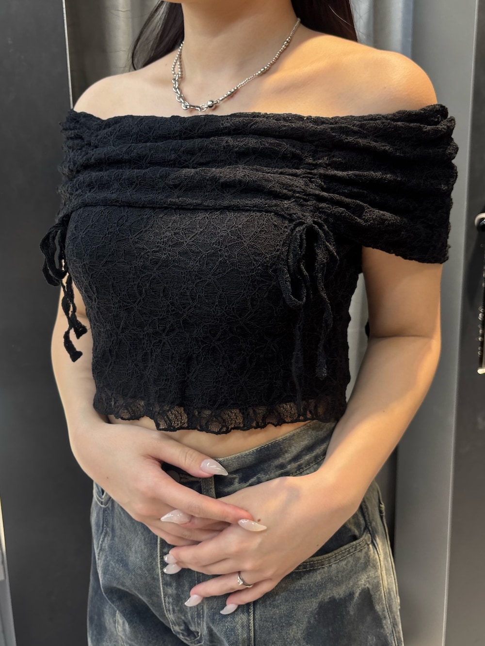 ブラック系のスニーカー、ブルー系のデニムパンツ、ブラック系のTシャツ/カットソーを着用したレディースの夏コーディネートの4枚目の写真