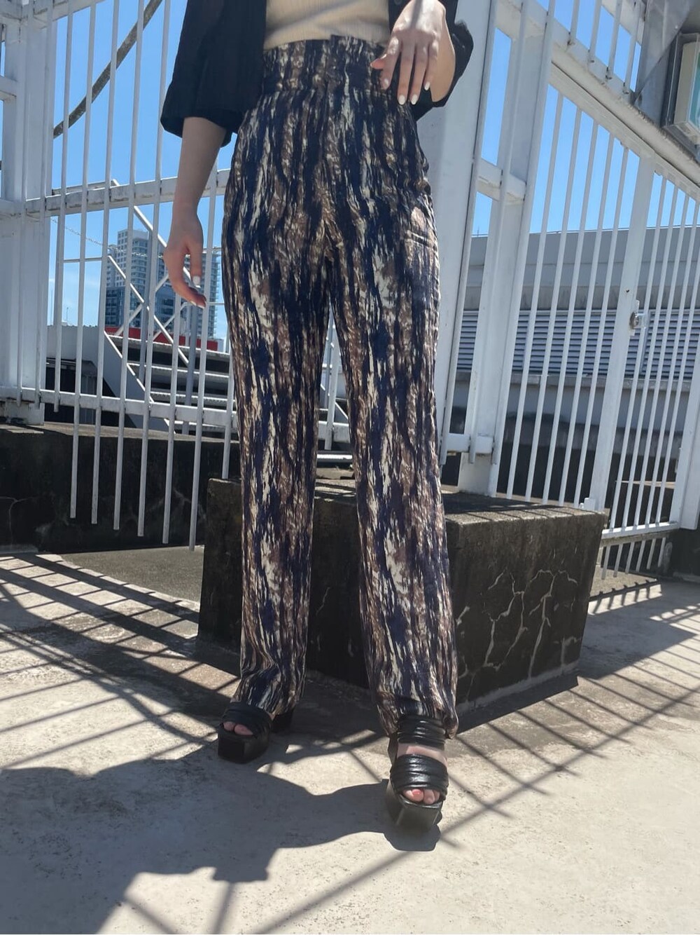 ブラック系のシャツ/ブラウス、その他のその他パンツ、ホワイト系のキャミソールを着用したレディースの夏コーディネートの5枚目の写真