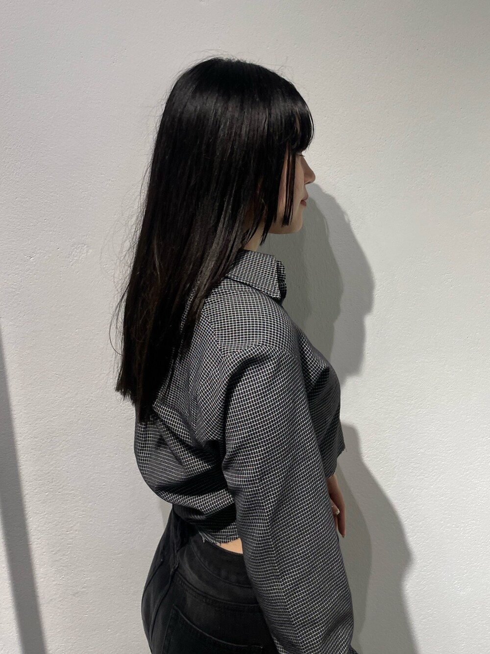 その他のシャツ/ブラウス、ブラック系のデニムパンツ、ブラック系のブーツを着用したレディースの秋コーディネートの4枚目の写真