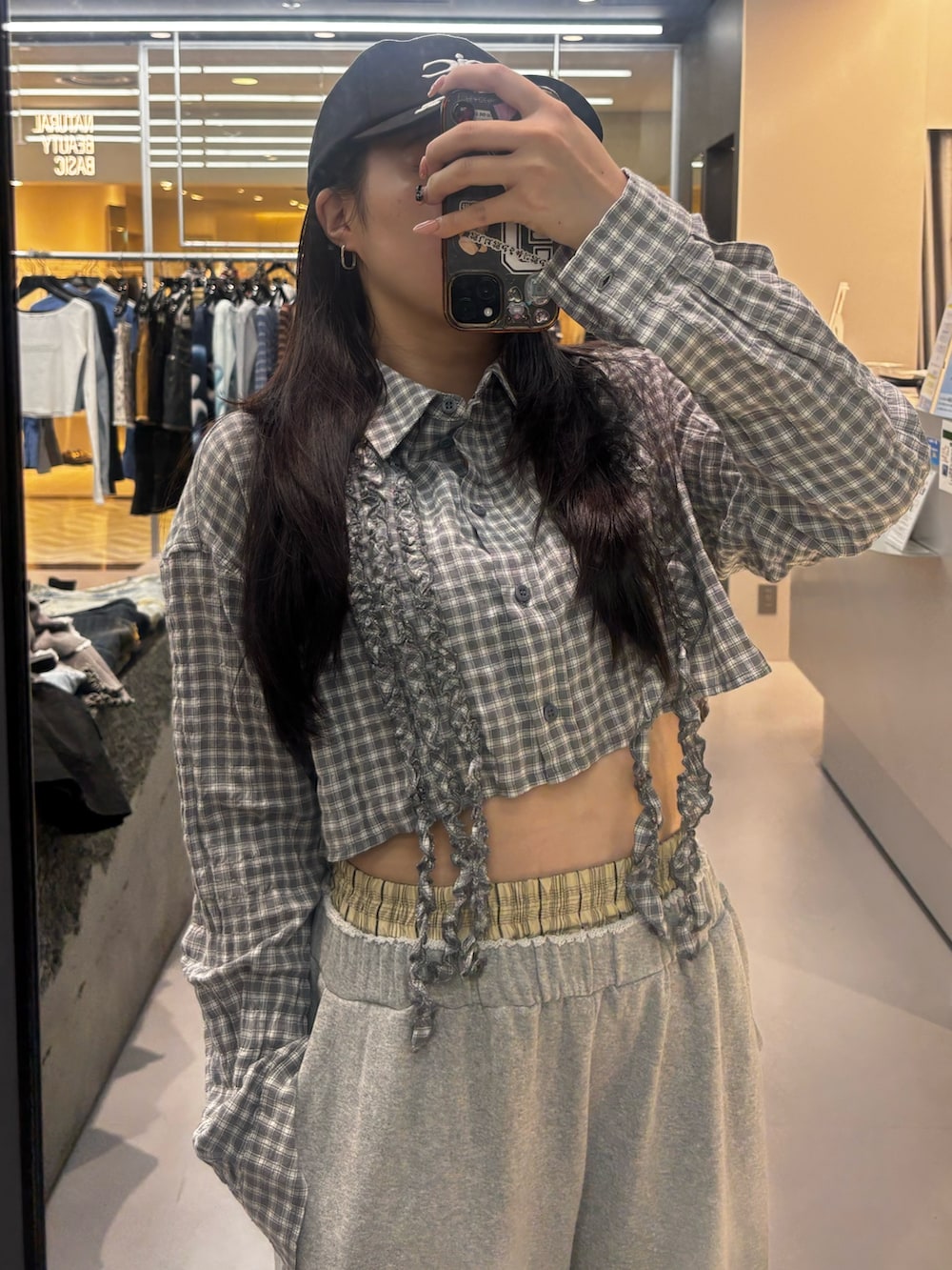 グレー系のスウェットパンツ、グレー系のシャツ/ブラウス、ブラック系のスニーカーを着用したレディースの春コーディネートの3枚目の写真