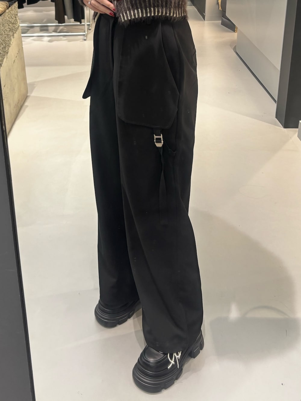 ブラック系のローファー、ブラック系のその他パンツ、ブラック系のハンドバッグを着用したレディースの秋コーディネートの5枚目の写真