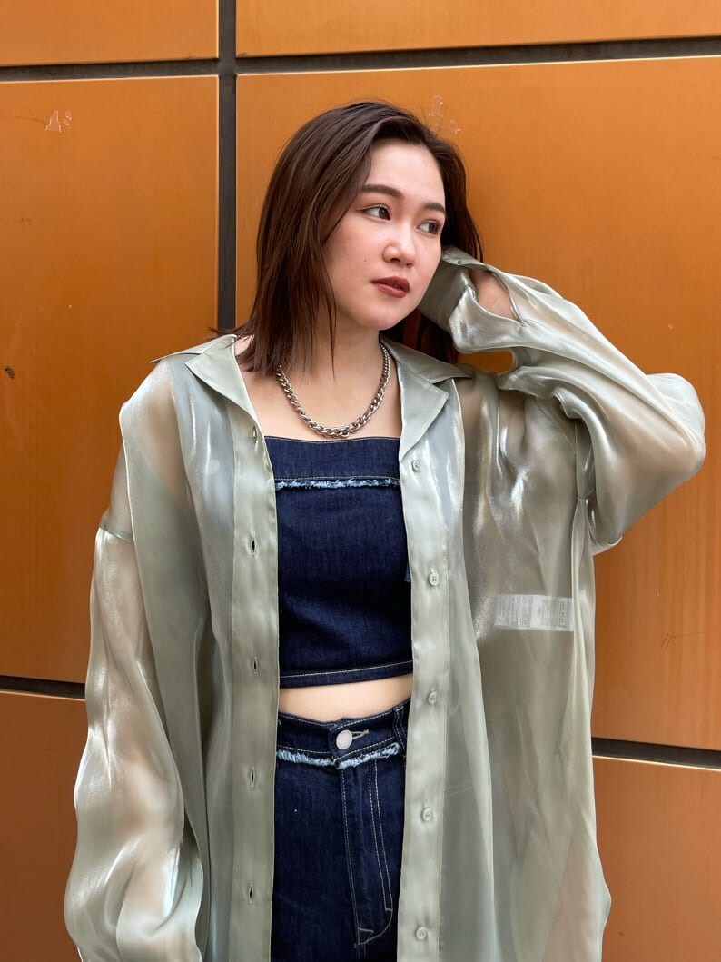 イエロー系のシャツ/ブラウス、ブルー系のデニムパンツ、ホワイト系のサンダルを着用したレディースの春コーディネートの4枚目の写真