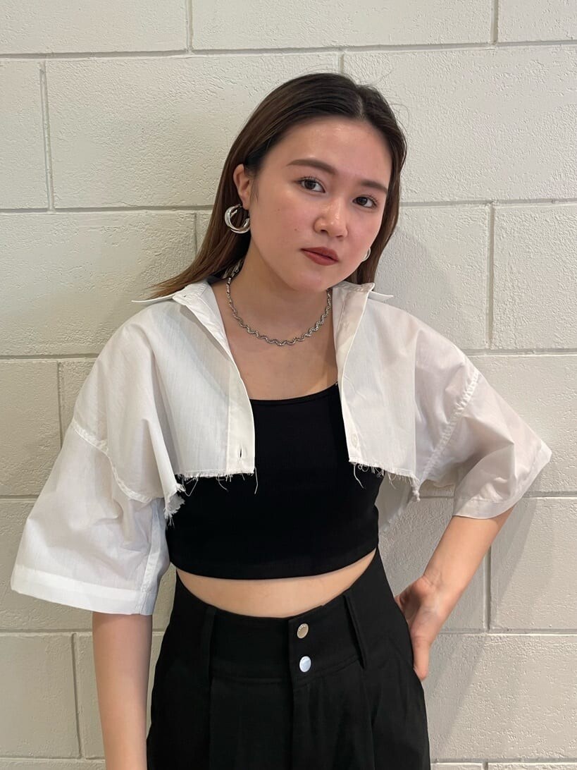 ホワイト系のサンダル、ブラック系のその他パンツ、ホワイト系のシャツ/ブラウスを着用したレディースの春コーディネートの4枚目の写真