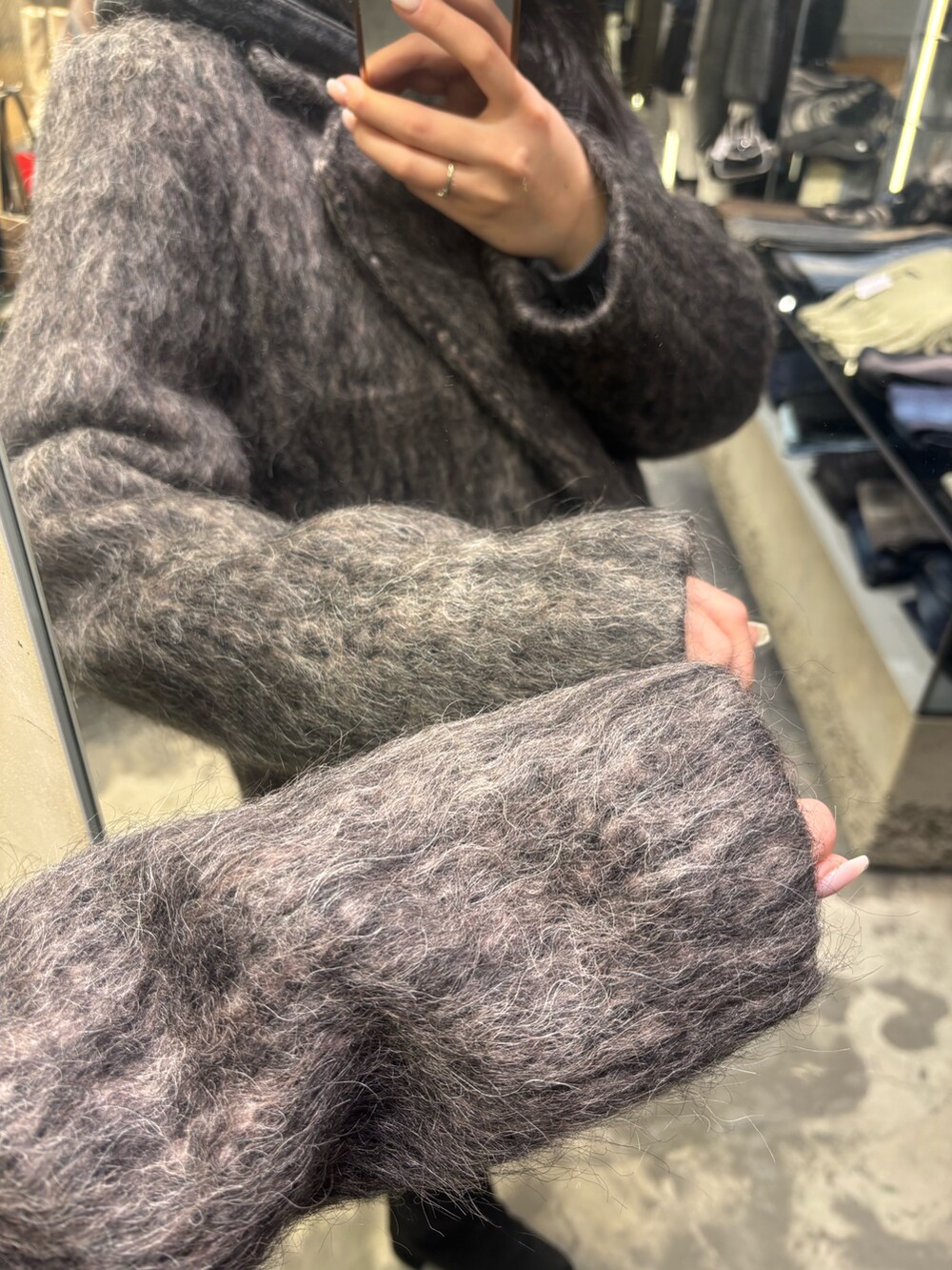 ブラック系のブーツ、グレー系のテーラードジャケット、ブラック系のスウェットを着用したレディースの秋コーディネートの6枚目の写真