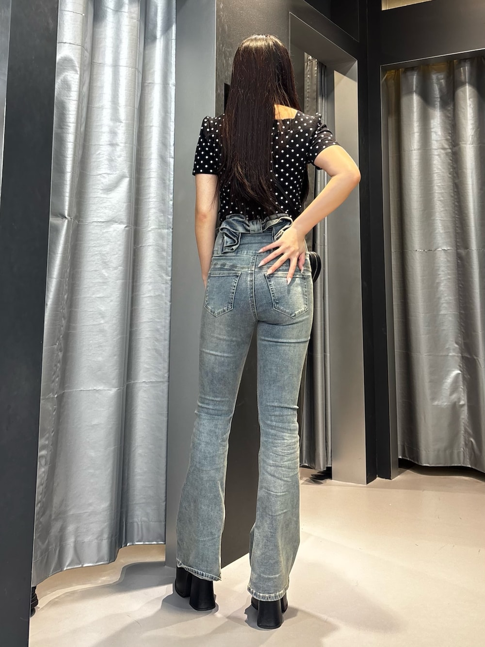 ブラック系のサンダル、ブルー系のデニムパンツ、その他のTシャツ/カットソーを着用したレディースの夏コーディネートの3枚目の写真
