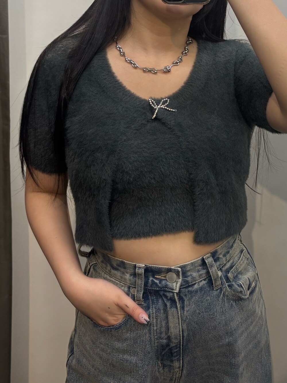 グレー系のサンダル、ブラック系のデニムパンツ、グレー系のニット/セーターを着用したレディースの夏コーディネートの4枚目の写真