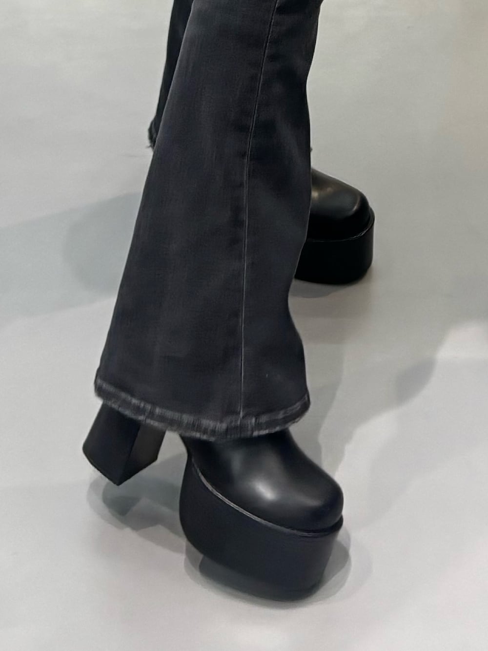 ブラック系のブーツ、ブラック系のデニムパンツを着用したレディースの冬コーディネートの5枚目の写真