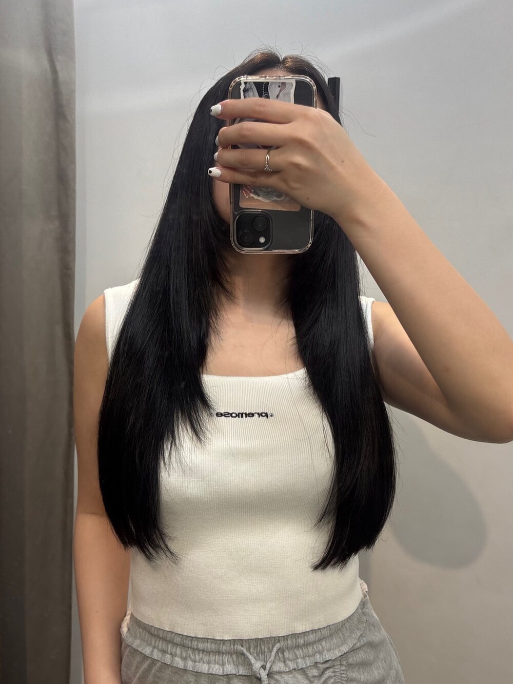 ブラック系のサンダル、ブラック系のTシャツ/カットソー、ブラック系のスカートを着用したレディースの夏コーディネートの3枚目の写真