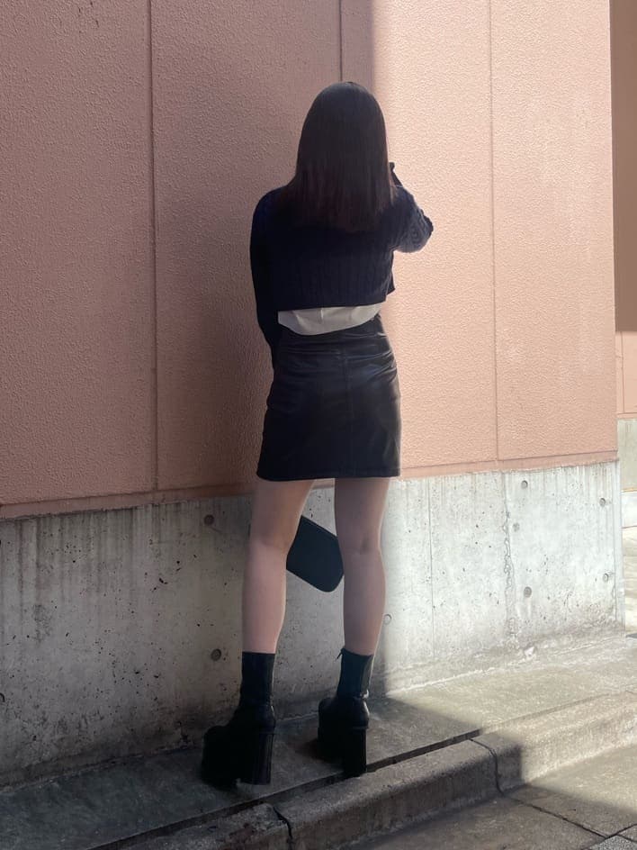 ホワイト系のシャツ/ブラウス、その他のスカート、ブルー系のニット/セーターを着用したレディースの秋コーディネートの2枚目の写真