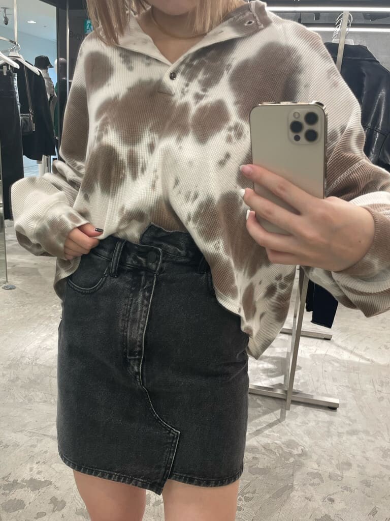 グレー系のスカート、その他のTシャツ/カットソーを着用したレディースの秋コーディネートの4枚目の写真